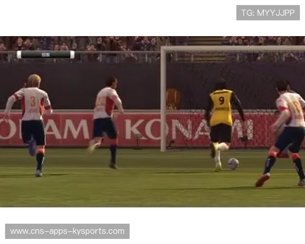 中锋背身做球转身射门命中上角，感受绝美进球的震撼