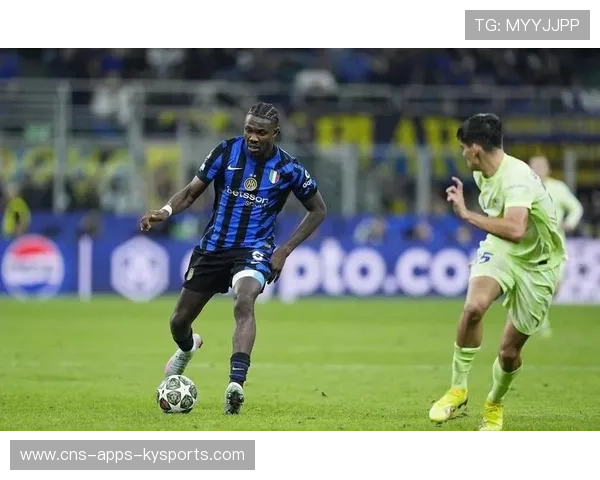 弗拉泰西中场滑铲抢断,送出过顶长传寻找前插的小图拉姆 弗拉泰西中场滑铲抢断,送出过顶长传寻找前插的小图拉姆